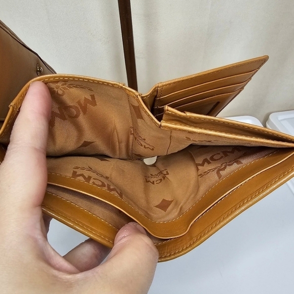 ✨️🩵 MCM Trifold Wallet, Authentic 🩵 ✨️ - Picture 9 of 10